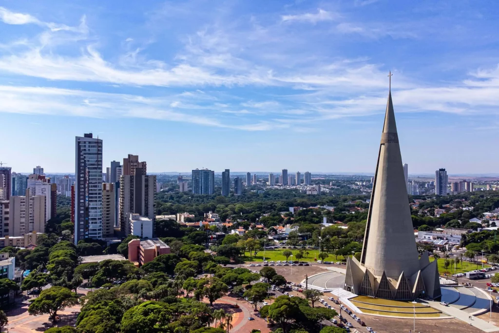 Imagem da vista aérea da cidade de Maringá, no Paraná, mostra vegetação, predios e a famosa catedral da cidade para ilustrar matéria sobre o ranking das cidades mais desenvolvidas do Brasil