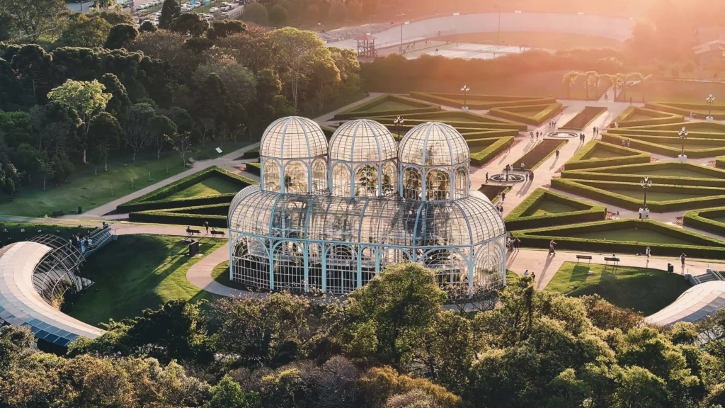 Imagem aérea do Jardim Botânico de Curitiba para ilustrar matéria sobre qual a cidade do Brasil mais visitada