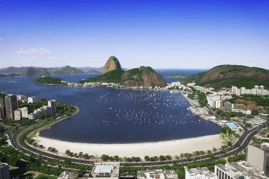 Imagem da vista aérea do Pão de Açúcar e da praia de Botafogo, no Rio de Janeiro, para ilustrar matéria sobre qual a cidade mais visitada do Brasil
