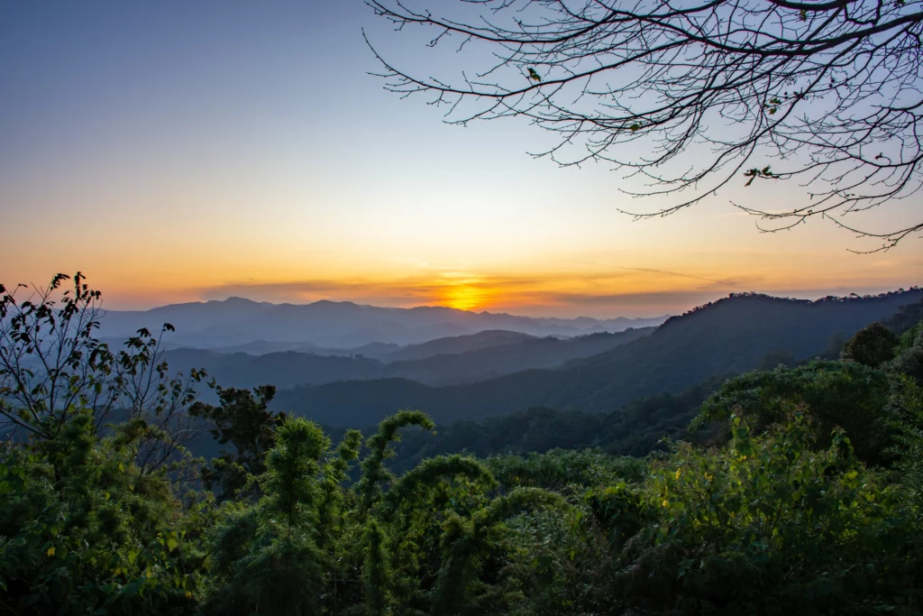 Imagem do pôr do sol em Campos do Jordão, em São Paulo, para ilustrar matéria sobre o ranking das cidades com melhor clima do Brasil