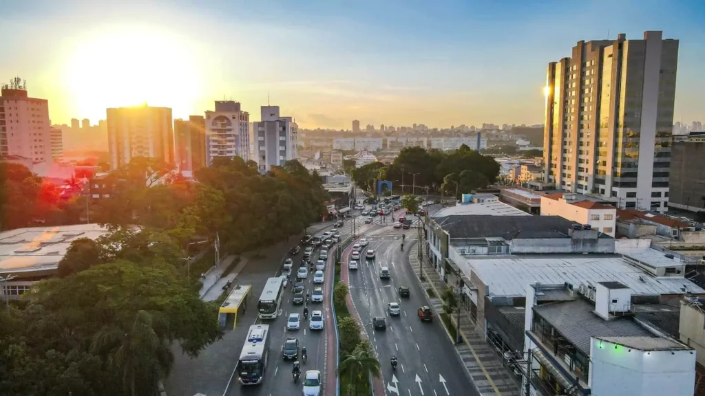 Imagem da vista aérea de São Caetano do Sul, em São Paulo, mostra avenidas com veículos, vegetação e prédios ao redor para ilustrar matéria sobre as 10 cidades mais desenvolvidas do Brasil