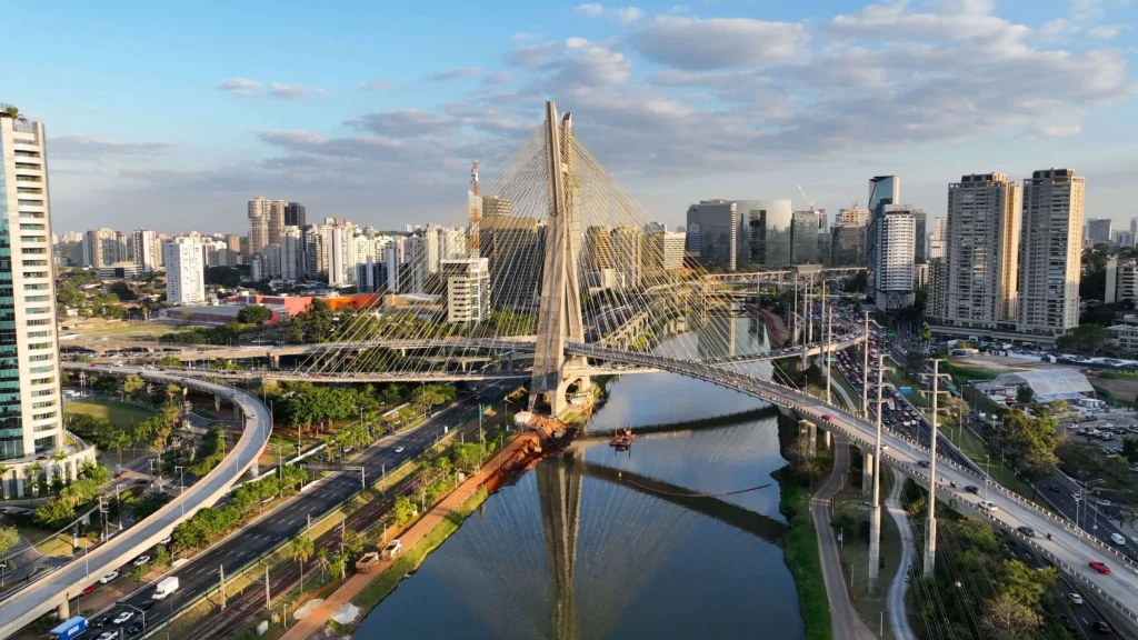 Imagem da ponte estaiada, em São Paulo, para ilustrar matéria sobre cidades que se destacam pela competitividade