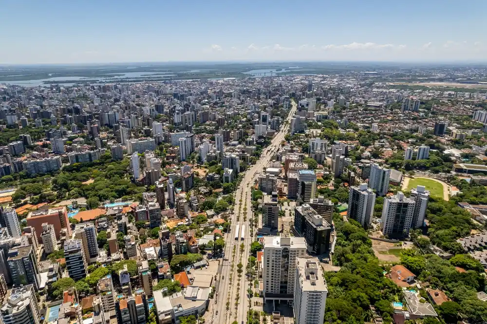 Foto que ilustra matéria sobre as top cidades mais visitadas do Brasil mostra a vista aérea de Porto Alegre