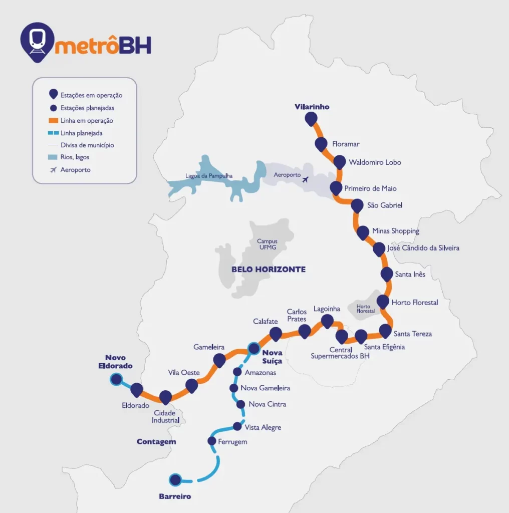 Mapa do sistema de metrô de Belo Horizonte (metrô em BH), exibindo estações operacionais e planejadas, locais importantes como o aeroporto, rios, lagos e rotas marcadas em linhas azuis e laranja pela cidade.