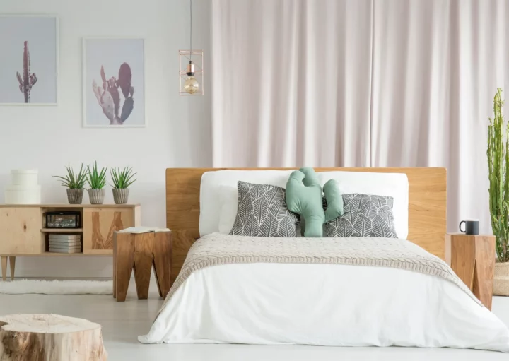 Foto de um quarto feminino com cores claras e plantas decorativas.