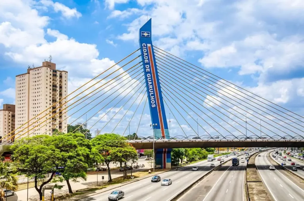 Imagem do Viaduto da cidade de Guarulhos, avenidas e prédios à esquerda em um dia de céu azul