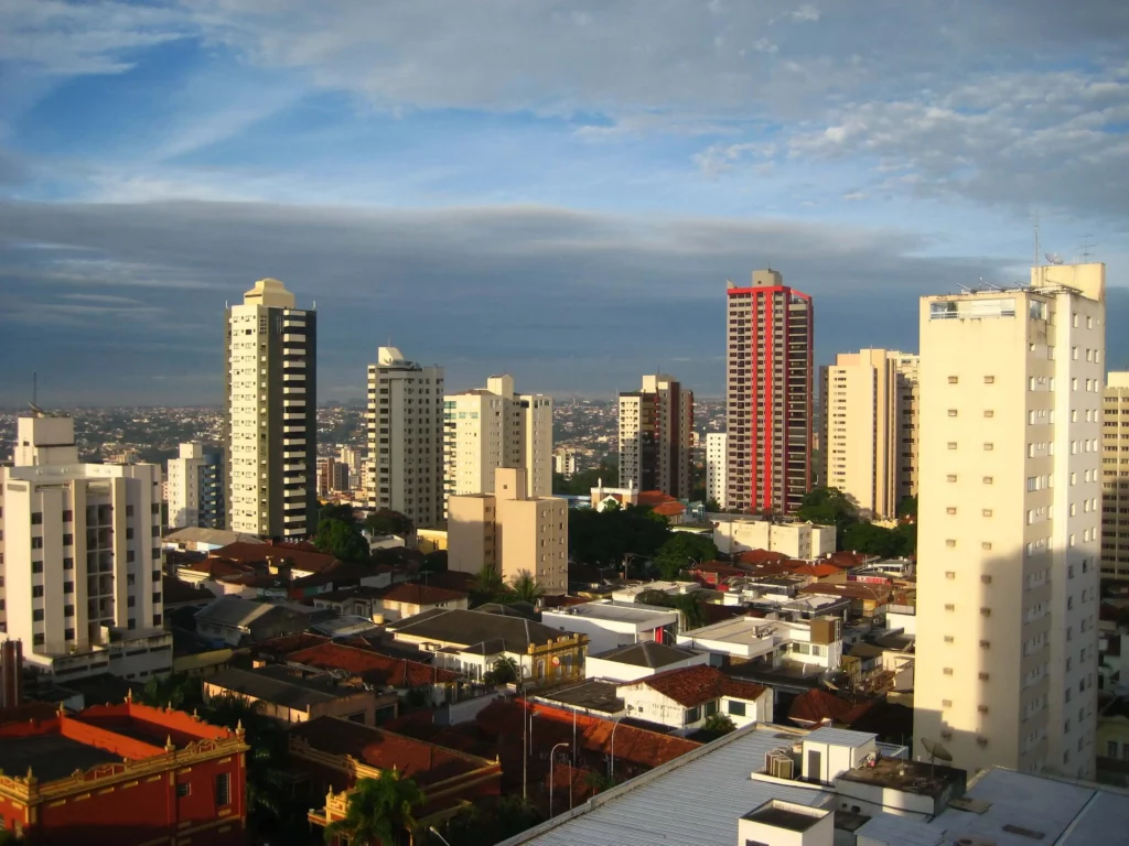 Imagem panorâmica do bairro Fundinho, em Uberlândia, mostra prédios e outras construções da cidade para ilustrar matéria sobre as cidades do Triângulo Mineiro