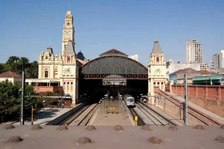 Imagem da fachada externa da estação Luz, em São Paulo, para ilustrar matéria sobre como chegar na linha amarela