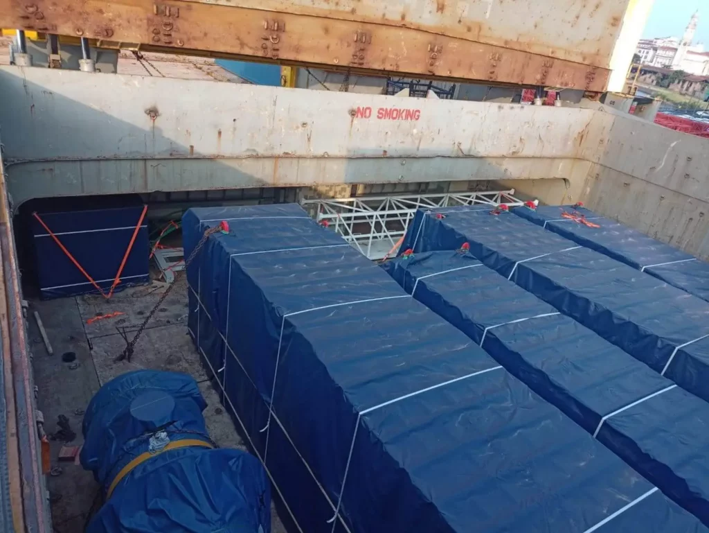 Imagem de ferramentas encaixotadas que estão sendo usadas nas obras de ampliação das estações da Linha Verde