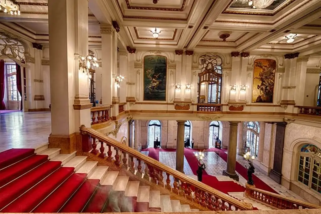 Imagem de ambiente interno do Teatro Municipal, com escadarias e obras na parede, para ilustrar matéria sobre Museu do Teatro Municipal, que pode ser acessado pela estação Anhangabaú, da Linha 3-Vermelha