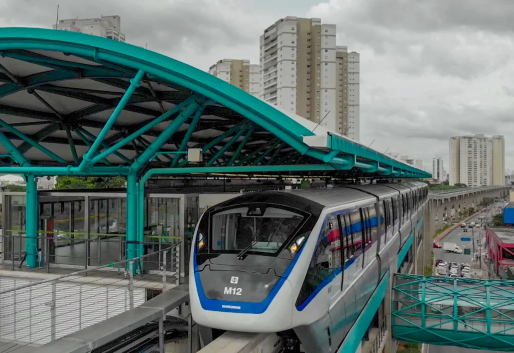 Imagem de um trem parado na estação de metrô para ilustrar matéria sobre como funciona a Linha 1-Azul do metrô de São Paulo