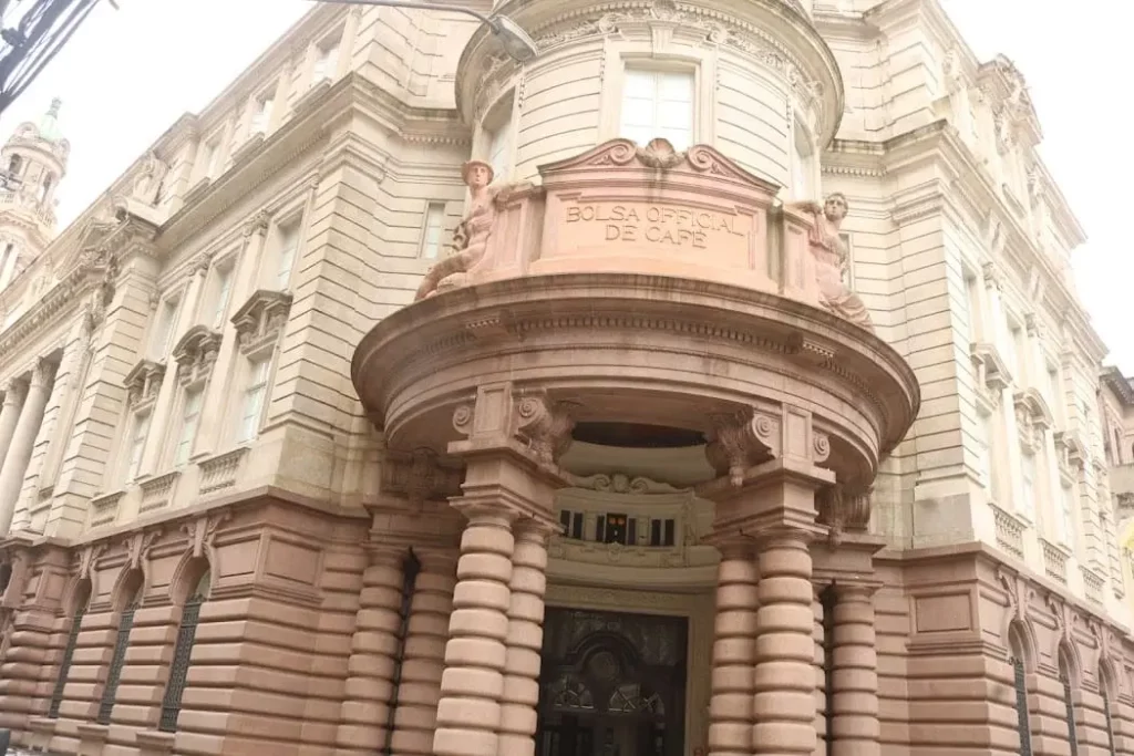 Imagem da estrutura externa do edifício histórico do Museu do Café, em Santos