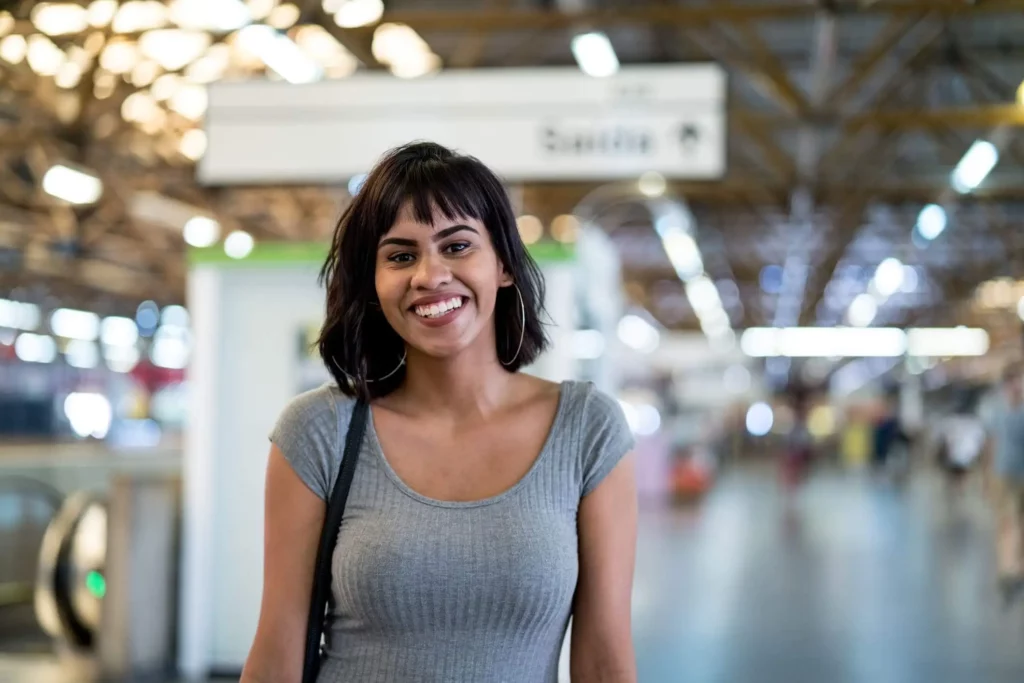 Imagem de uma mulher em uma estação de metrô para ilustrar matéria sobre onde começa a linha amarela