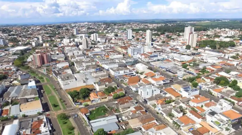 Imagem aérea de Araguari com vista para prédios, casas e pistas