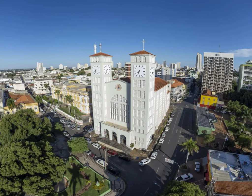 Imagem de prédios, avenidas e vegetação de Cuiabá, no MS