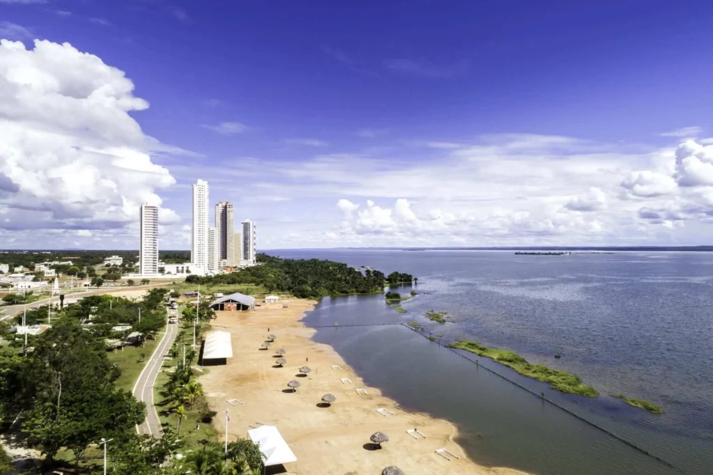 Imagem de praia, prédios e vegetação em Palmas, no Tocantins