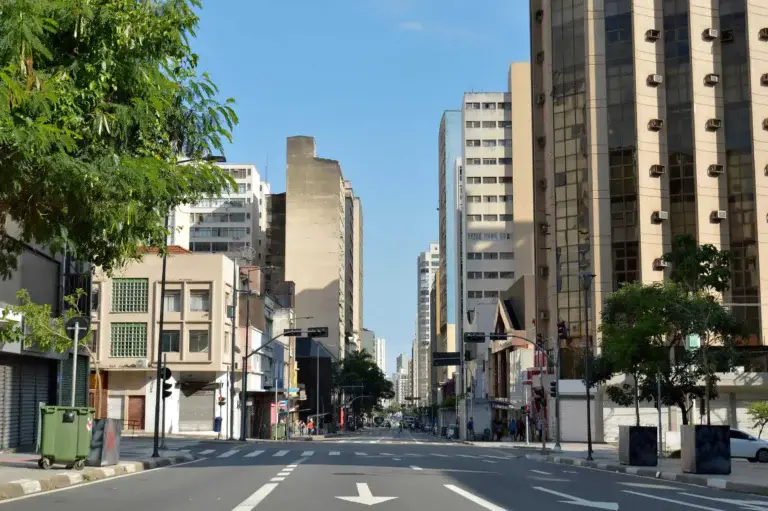 Imagem de prédios comerciais em uma avenida de Campinas para ilustrar matéria sobre os bairros seguros em Campinas