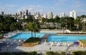 Foto que ilustra matéria sobre clubes em Uberlândia mostra as piscinas do Praia Clube (Foto: Reprodução Facebook)