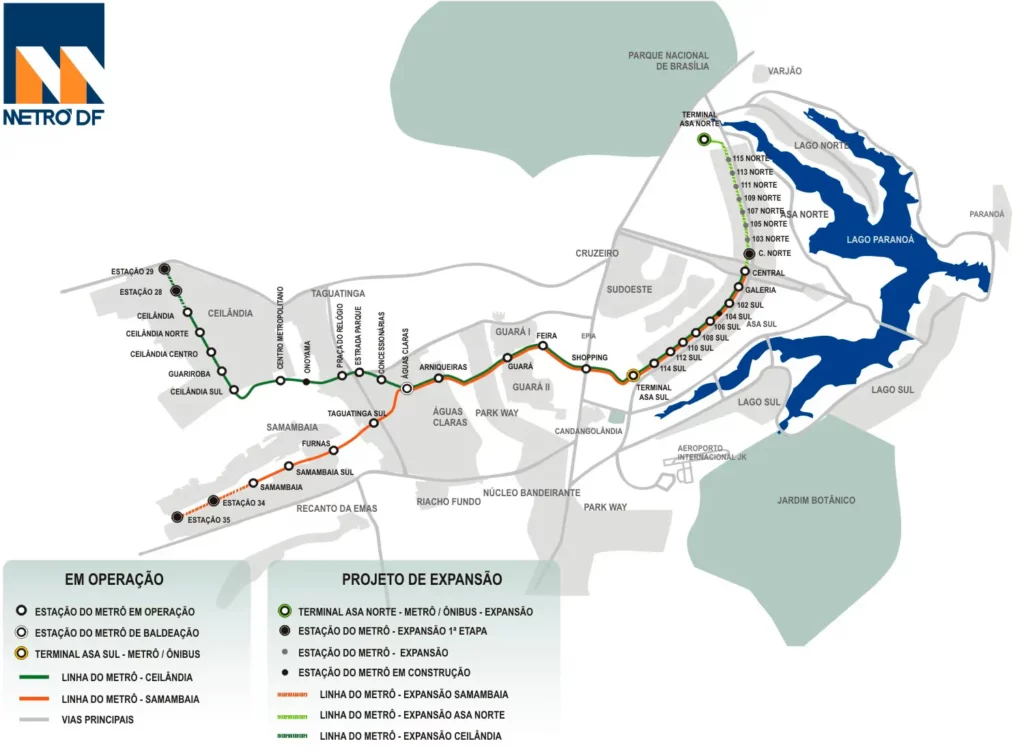 Mapa do sistema do Metrô de Brasília, mostrando as linhas verde e laranja, estações, projetos de expansão, bairros e principais vias, com diferentes ícones para estações em operação, expansões planejadas e principais pontos de referência.
