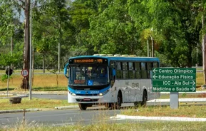 Foto que ilustra matéria sobre transporte em Brasília mostra um ônibus transitando por uma das ruas da cidade (Foto: Wikimedia Commons)