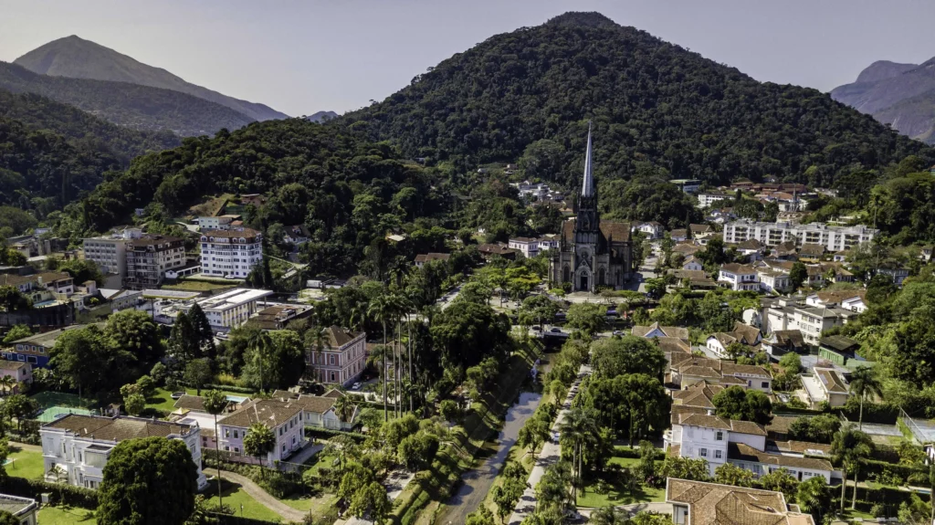 Imagem da vista aérea de Petrópolis, no Rio de Janeiro