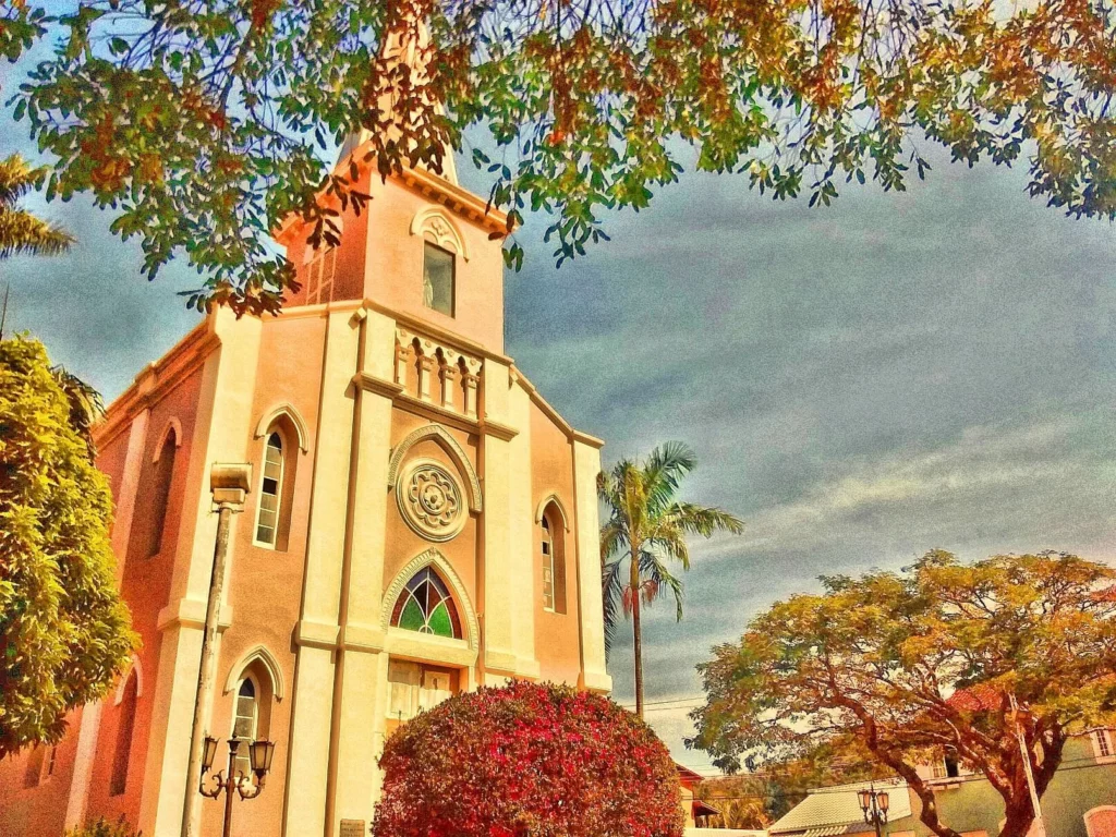 Imagem de uma igreja em uma praça de Rio das Flores, no interior do Rio de Janeiro