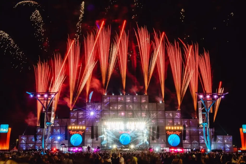 Foto que ilustra matéria sobre os maiores eventos do Brasil mostra o palco principal do Rock in Rio iluminado e com fogos saindo de sua parte superior (Foto: Wesley Allen | Divulgação)