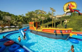 Foto que ilustra matéria sobre o que fazer com crianças em Florianópolis mostra uma parte do complexo de piscinas do Acqua Show Park (Foto: Divulgação)