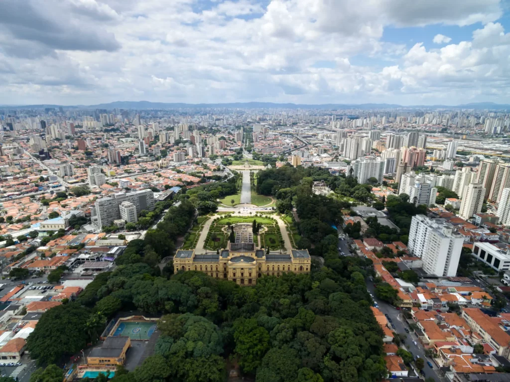 Imagem aérea da região de Ipiranga, em São Paulo, mostra vegetação e prédios da região para ilustrar matéria sobre bairros em São Paulo