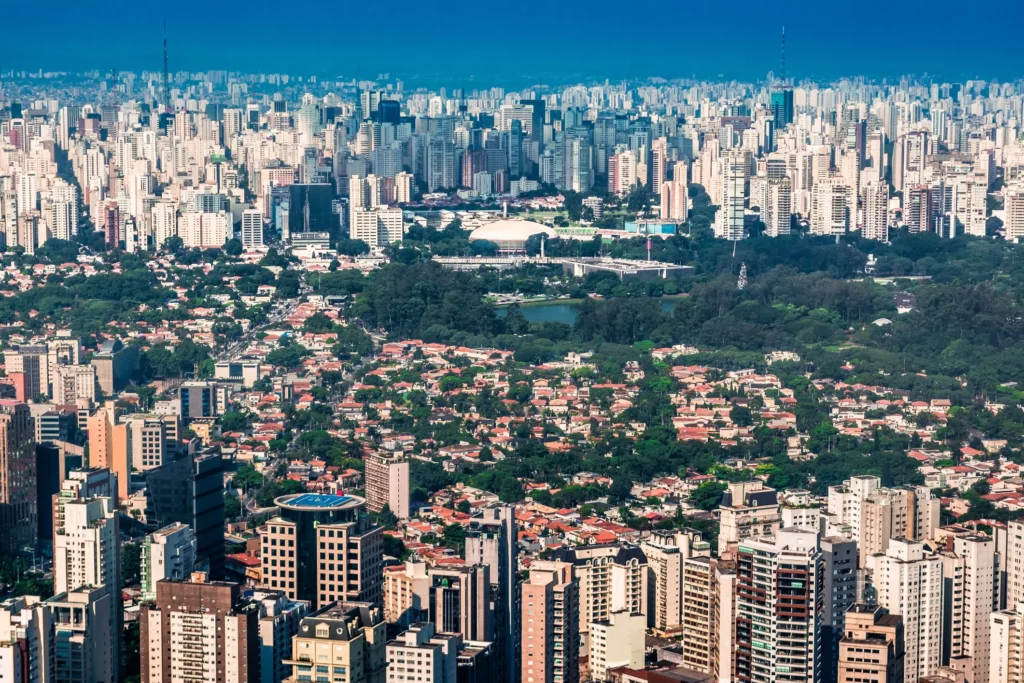 Imagem da vista aérea do bairro Moema mostra prédios e vegetação da região para ilustrar matéria sobre os bairros mais buscados em SP