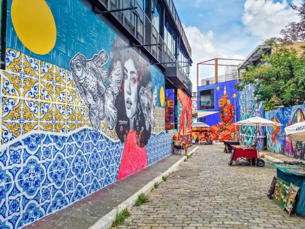 Imagem de grafites nas paredes do Beco do Batman, em São Paulo
