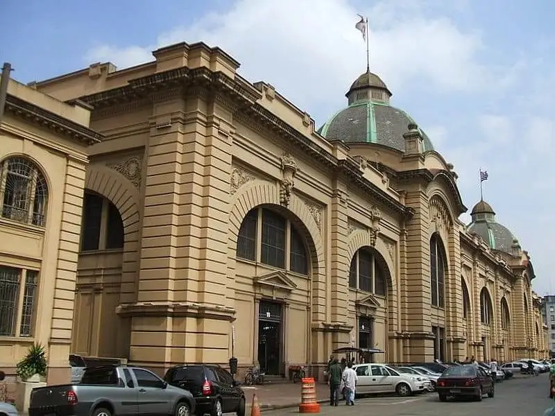 Imagem da fachada do Mercado Municipal de São Paulo para ilustrar matéria sobre lugares para comer em São Paulo