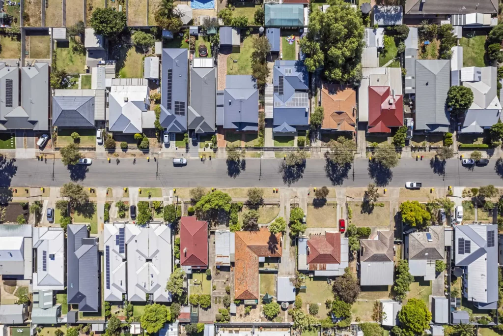 Imagem aérea de um bairro cheio de casas para ilustrar matéria sobre quem paga as parcelas do IPTU