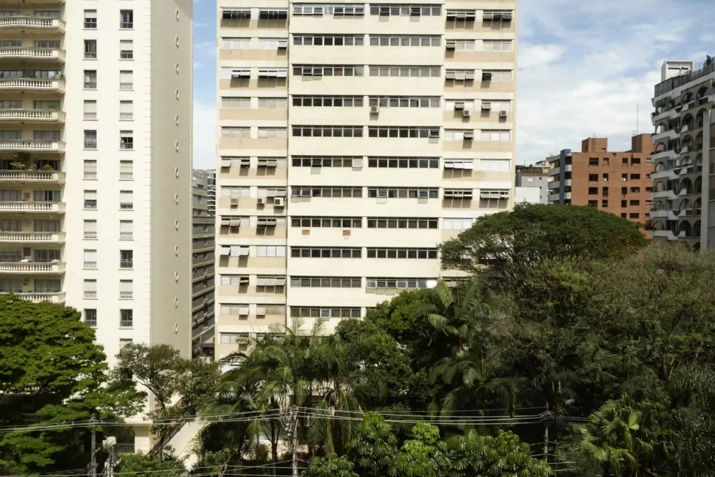 Imagem de prédios altos em São Paulo ao redor de árvores