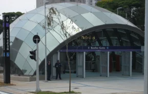 Foto mostra a entrada da Estação Borba Gato do metrô de São Paulo (Foto: Wikimedia Commons)