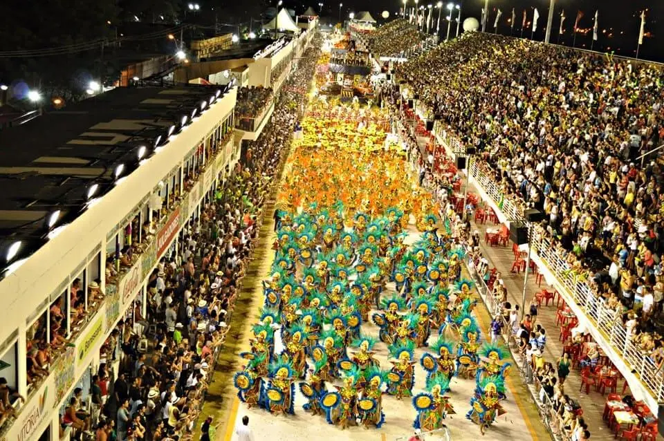 Imagem de desfile de carnaval em sambódromo de Vitória para ilustrar matéria sobre as cidades para curtir o carnaval