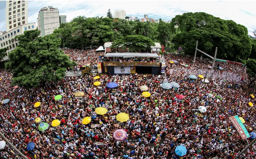Imagem de uma multidão em um bloco de rua com trio elétrico em Belo Horizonte para ilustrar matéria sobre as cidades para curtir o melhor carnaval