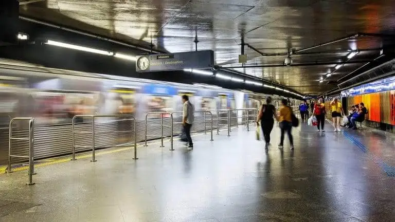 Imagem de passageiros na estação de metrô entrando no trem para ilustrar matéria sobre como chegar na estação São Judas