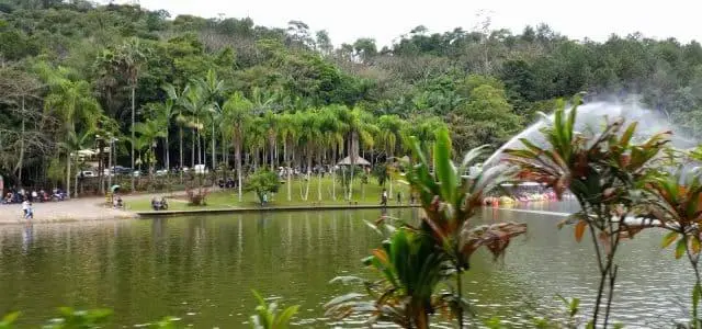 Imagem da paisagem do Parque Malwee mostra lago, visitantes e árvores do espaço para ilustrar matéria sobre um lugar para passear em Santa Catarina