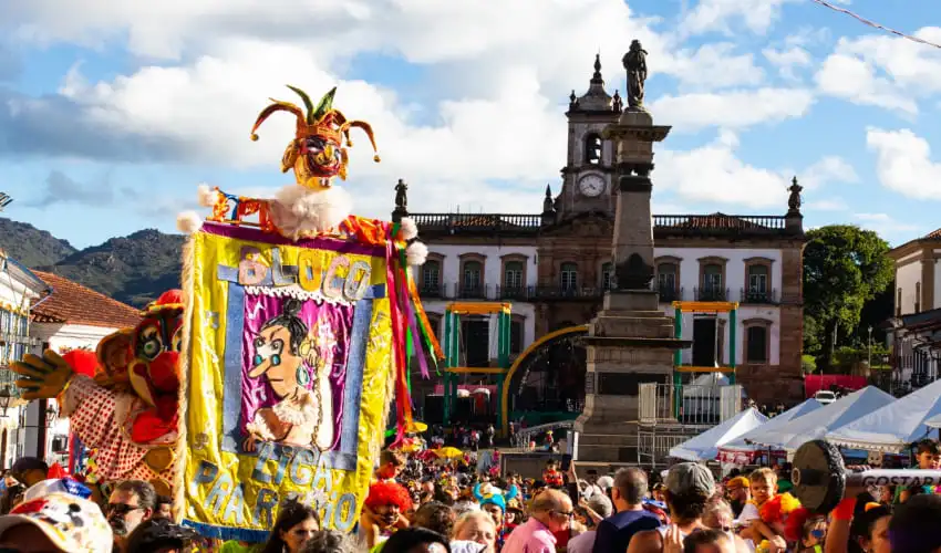 Imagem de multidão em Ouro Preto, Minas Gerais, em bloco de rua de carnaval