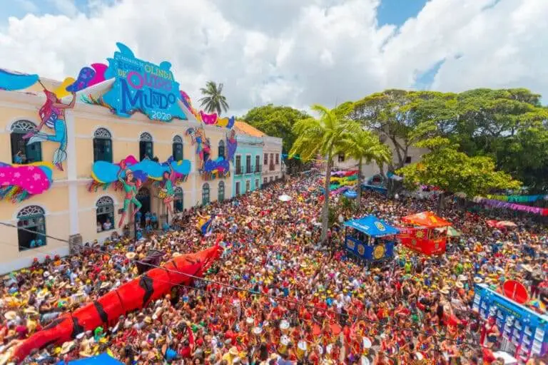 Imagem de uma multidão em um bloco de carnaval em Olinda para ilustrar matéria sobre o melhor carnaval do Brasil