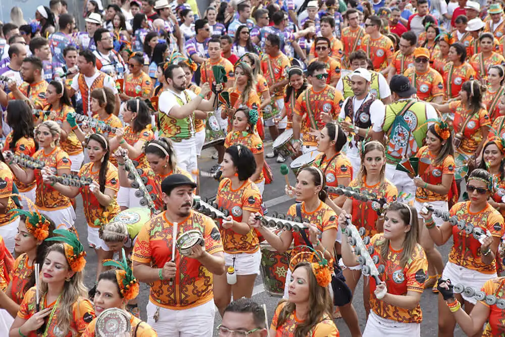 Imagem de foliões tocando instrumentos em um bloco de rua em Fortaleza para ilustrar matéria sobre a melhor cidade para curtir o carnaval