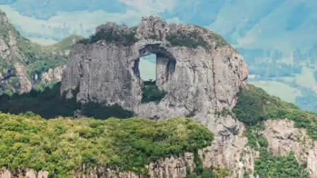Imagem da Pedra Furada, no Parque Nacional de São Joaquim, para ilustrar matéria sobre os melhores parques em Santa Catarina