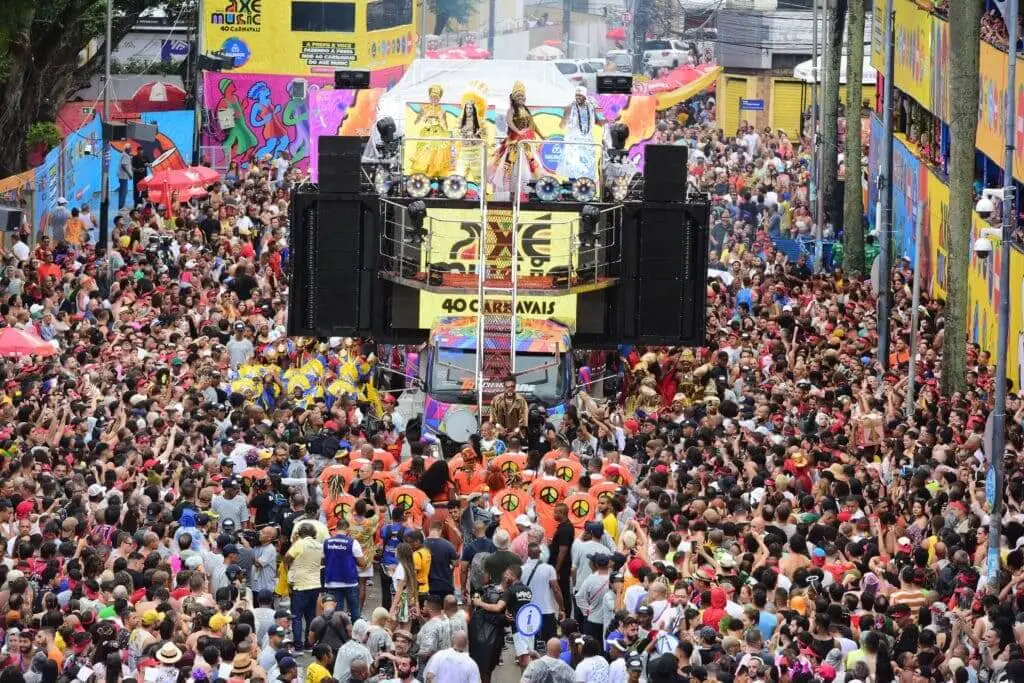 Imagem de trio elétrico em meio a multidão de um bloco de carnaval em Salvador para ilustrar matéria sobre onde curtir o carnaval