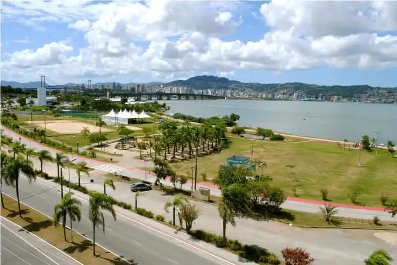 Imagem da paisagem urbana de Florianópolis mostra Parque dos Coqueiros à beira-mar