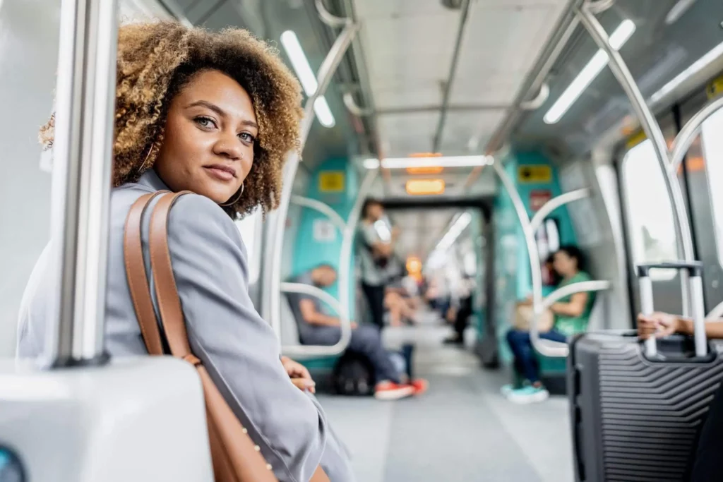Imagem de uma mulher sentada no trem do metrô para ilustrar matéria sobre São Judas, uma das estações do sistema metroviário da capital paulista
