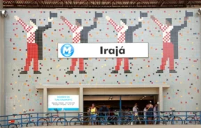 Foto que ilustra matéria sobre o metrô Irajá mostra a fachada de entrada da estação (Foto: Divulgação MetroRio)