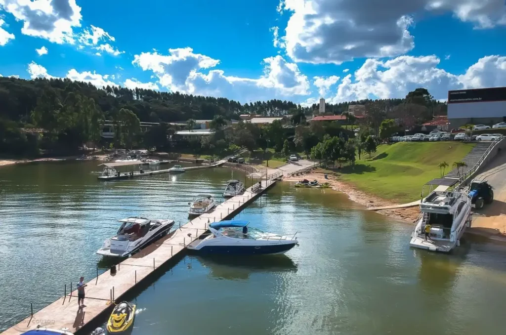 Foto que ilustra matéria sobre o que fazer em Votorantim mostra um píer do restaurante Marina Belas Artes, localizado na Represa de Itupararanga (Foto: Divulgação)