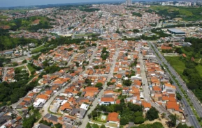 Imagem aérea com vista para casas e rodovias da cidade para ilustrar matéria sobre os bairros de Votorantim