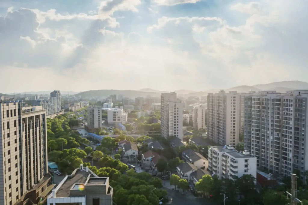 Imagem panorâmica de uma cidade mostra árvores, avenidas e prédios para ilustrar matéria sobre como são os megacondomínios
